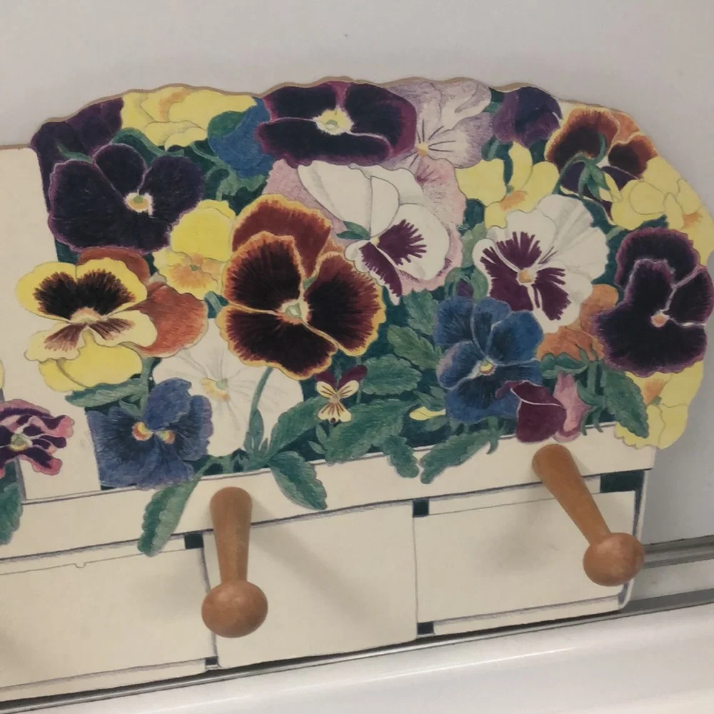 PANSY BASKET WALL RACK • BY BOSTON WAREHOUSE • 4 WOODEN 2.75” PEGS • VINTAGE